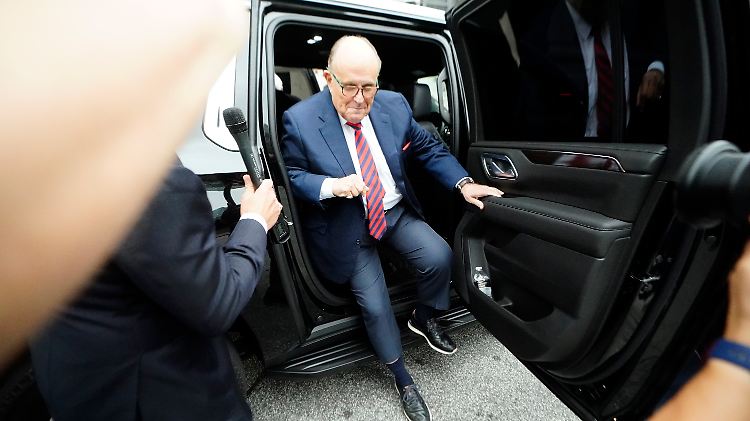 Ob und was Giuliani vor der Grand Jury aussagte, ist bislang unklar.
