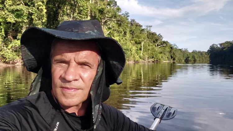 Christoph Jaster, Direktor des brasilianischen Nationalparks Tumucumaque, fährt mit einem Boot durch den brasilianischen Regenwald.