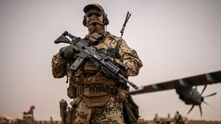 90 Bundeswehr-Soldaten werden mit einer Zivilmaschine nach Bamako geflogen.