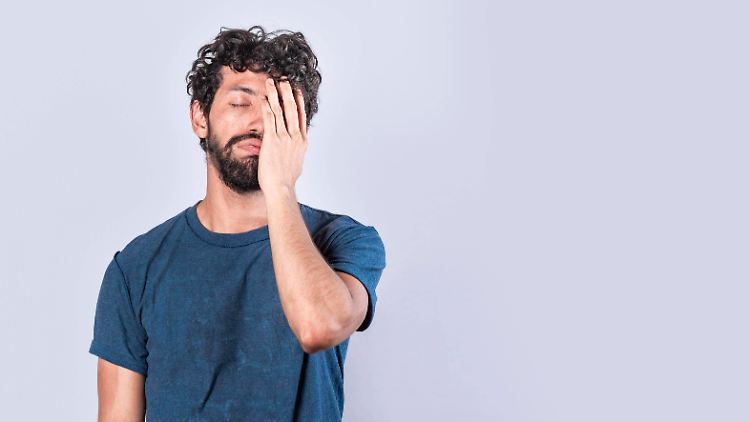 Auch wer sich nur mal unwohl fühlt, sollte einen Sars-CoV-2-Test machen, bevor er sich mit anderen Menschen trifft. 