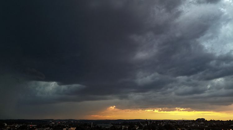 Dunkle Wolken über Deutschland - in manchen Regionen drohen heftige Unwetter.