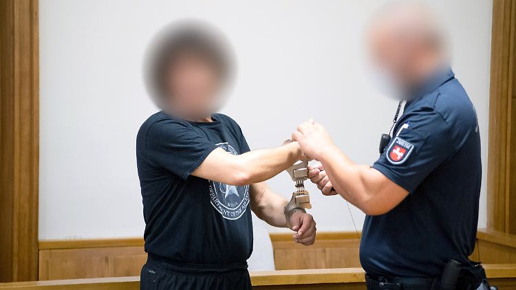  Als "Commander" der angeblichen Regierungsinstitution SHAEF soll der Angeklagte zwischen April und November 2021 "Todesurteile" gegen zahlreiche Menschen veröffentlicht haben.