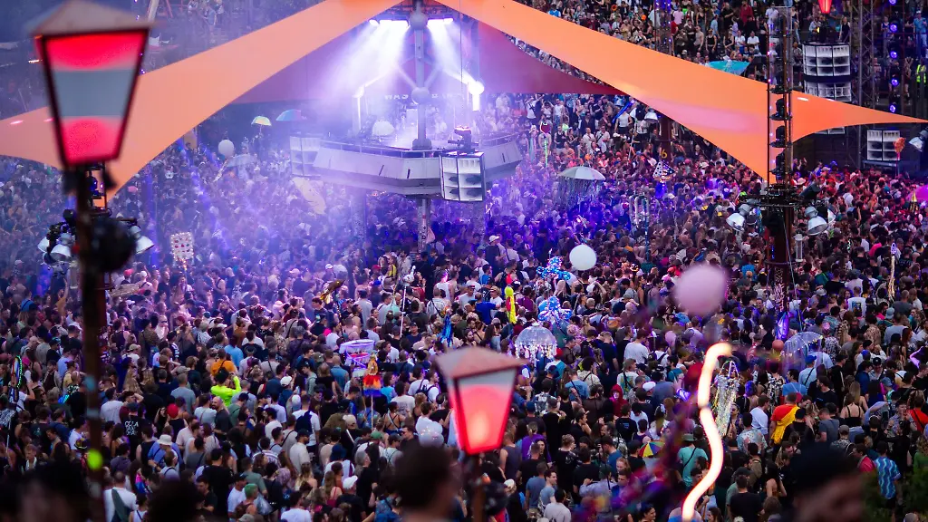 Besucher-tanzen-vor-einer-der-Buehnen-des-Fusion-Festival