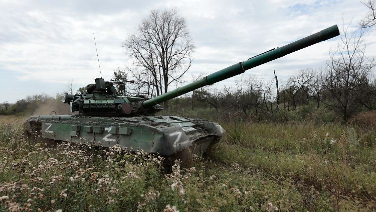 Ein russischer Panzer in der Ukraine im Einsatz. 