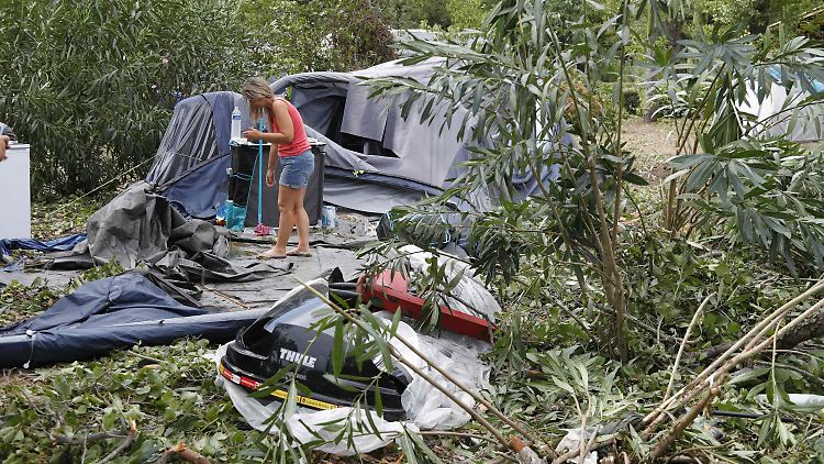 Auf Korsika fiel ein Baum auf einen Bungalow eines Campingplatzes - ein Mensch starb.