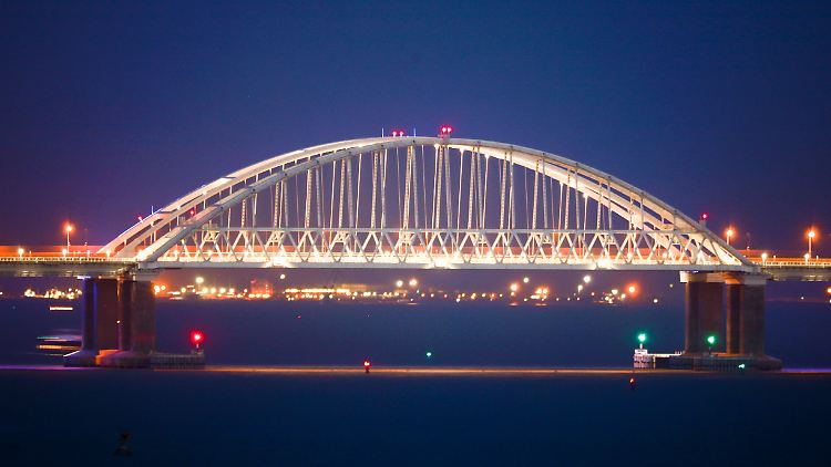 Die Brücke über die Straße von Kertsch verbindet Russland mit der Krim.