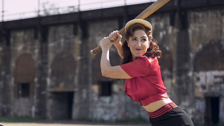 Kämpft gegen Vorurteile: D'Arcy Carden als Greta in "A League of Their Own"