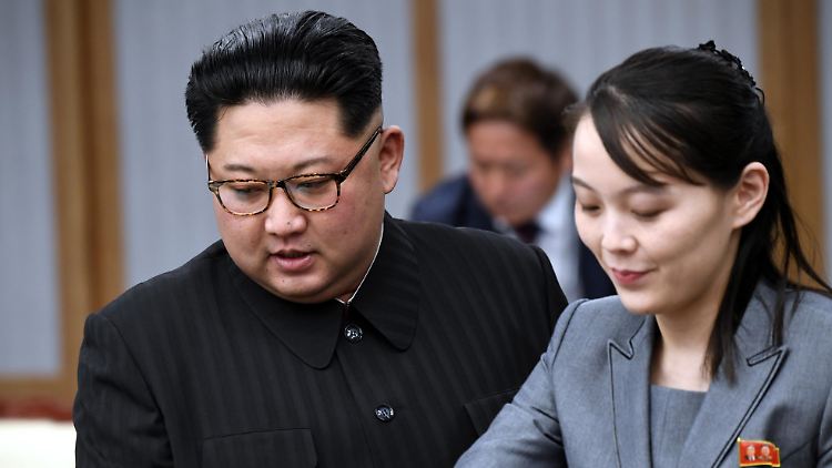 "Niemand tauscht seine Bestimmung gegen einen Maiskuchen ein", sagte Kim Yo Jong (r., neben Machthaber Kim Jong Un, Bild von 2018) zu dem südkoreanischen Angebot.