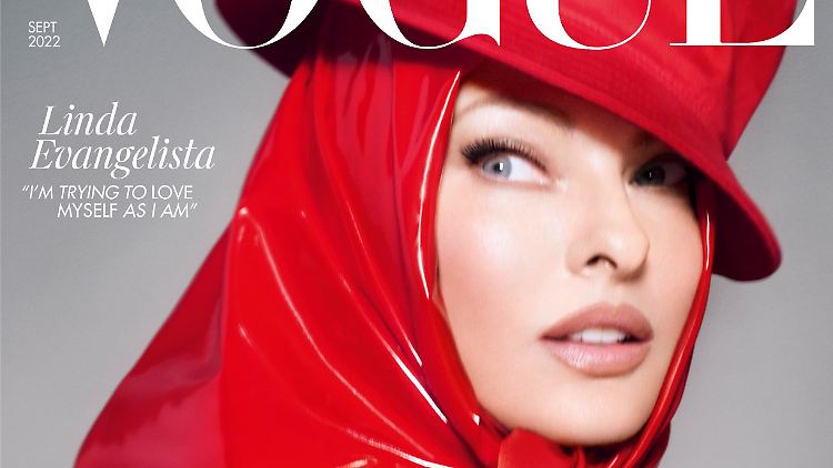 Linda Evangelista zeigt sich - aber nur mit Hut und Tuch. 