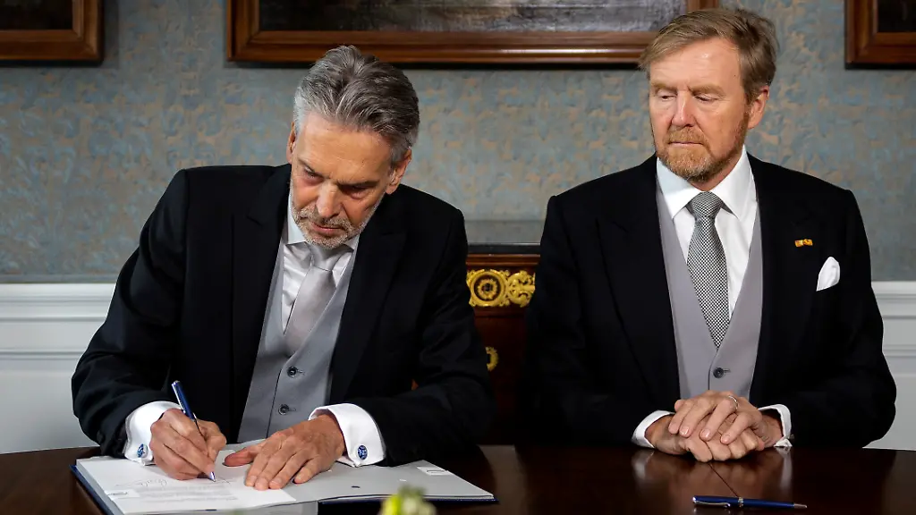Der-neue-Ministerpraesident-der-Niederlande-Dick-Schoof-unterzeichnet-neben-Koenig-Willem-Alexander-im-Palast-Huis-ten-Bosch-die-koeniglichen-Erlasse