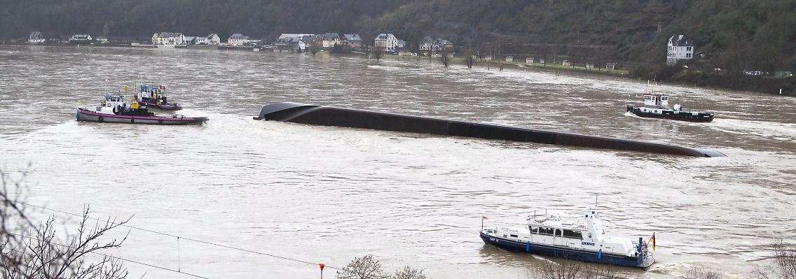 "Einfach vom Radar verschwunden" - die "Waldhof" treibt im Rhein.