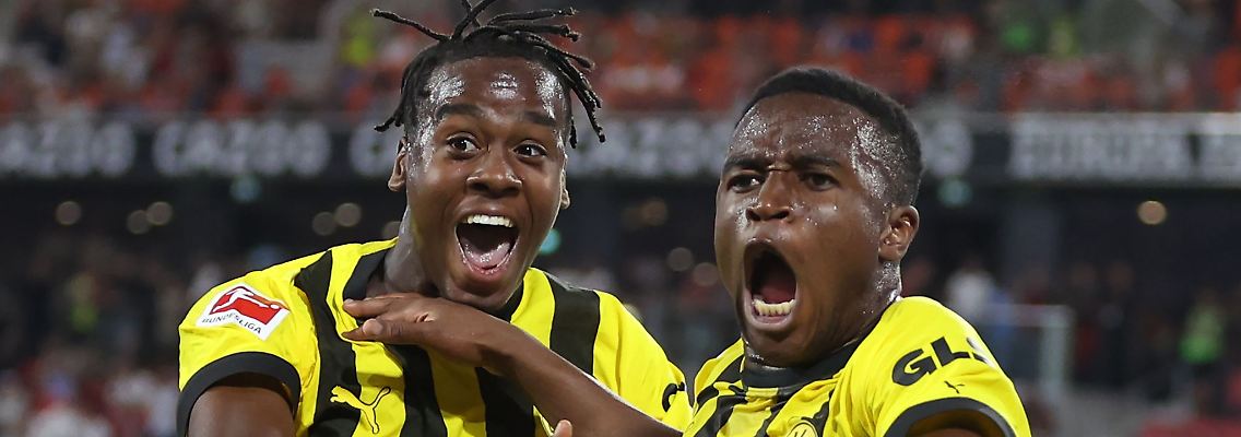 Die Dortmunder Youssoufa Moukoko und Jamie Bynoe-Gittens (l) bejubeln gegen den SC Freiburg ein Tor.