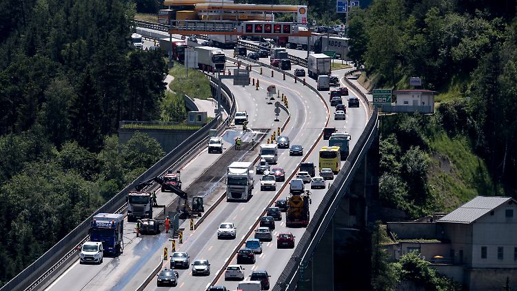 Vom schadstoff-intensiven Straßenverkehr wollen sich die Alpenanrainer entlastet sehen.