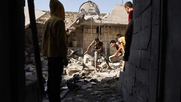 In Al-Bab wurden bei den Artillerieangriffen den Angaben zufolge 17 Menschen getötet.