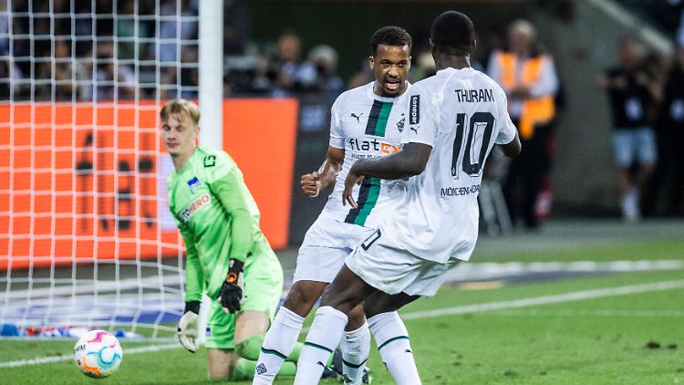 Alassane Pléa (links) verwandelte den vielleicht klarsten Handelfmeter der vergangenen Wochen.