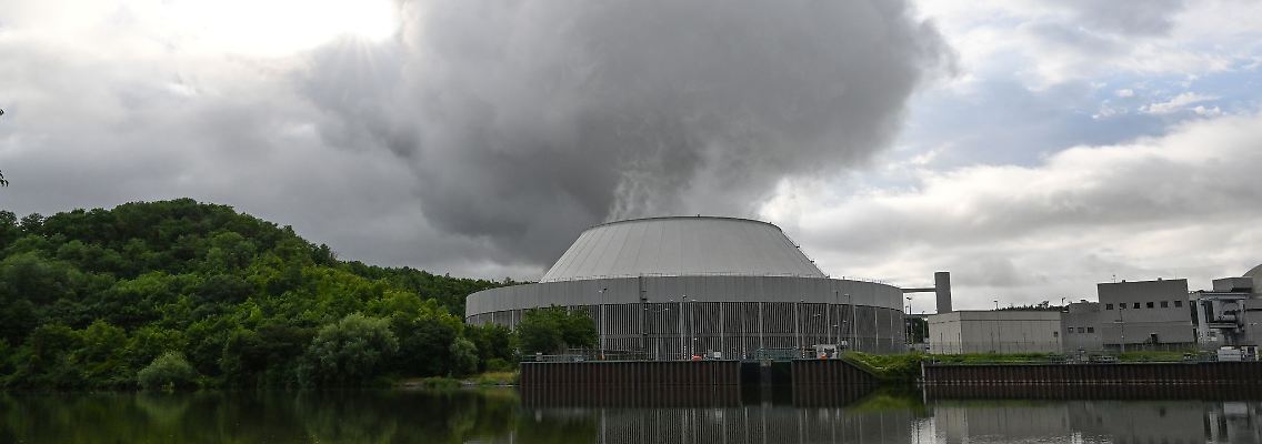 Aus einem Kühltum vom Kernkraftwerk Neckarwestheim 2 steigt Wasserdampf auf.