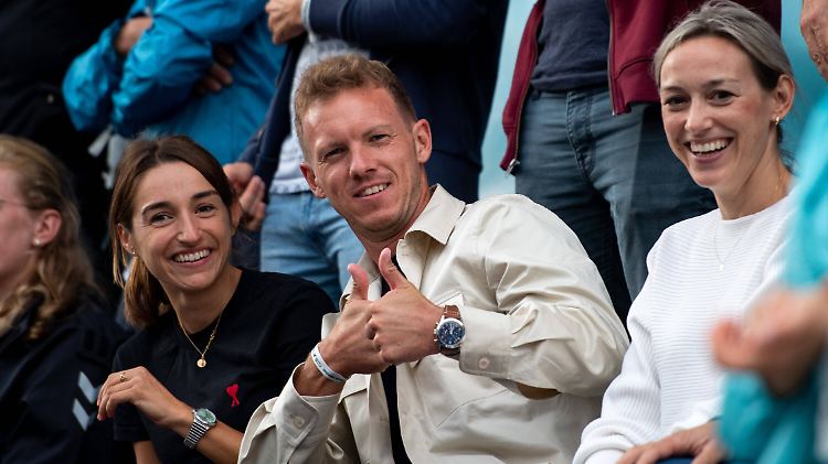 Julian Nagelsmann mit Freundin Lena Wurzenberger bei einem Beachvolleyballspiel in München. 