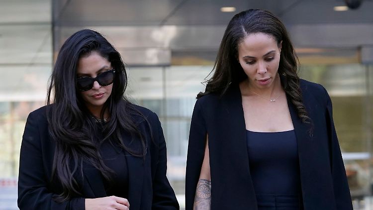 Vanessa Bryant (links) verlässt gemeinsam mit einer Freundin das Gerichtsgebäude in Los Angeles.