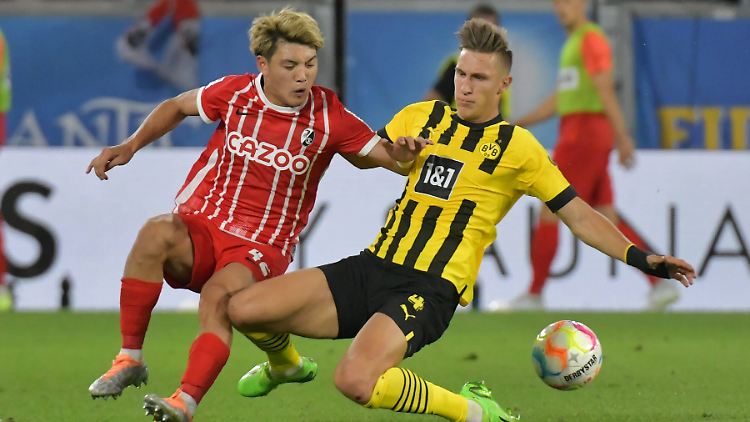 Nico Schlotterbeck (rechts) ist seit dieser Saison für den BVB am Ball.