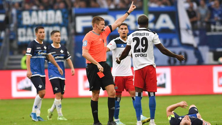 Schiedsrichter Robert Schröder zeigt Aaron Opoku vom HSV die Rote Karte.