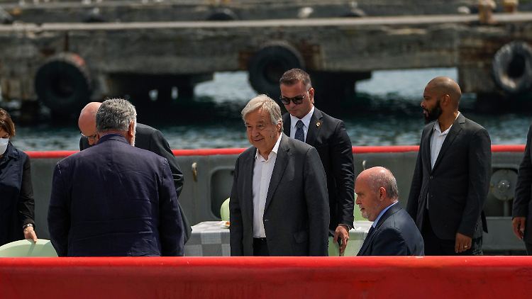 Guterres besuchte ein von der UNO gechartertes Schiff mit ukrainischem Getreide in Istanbul.