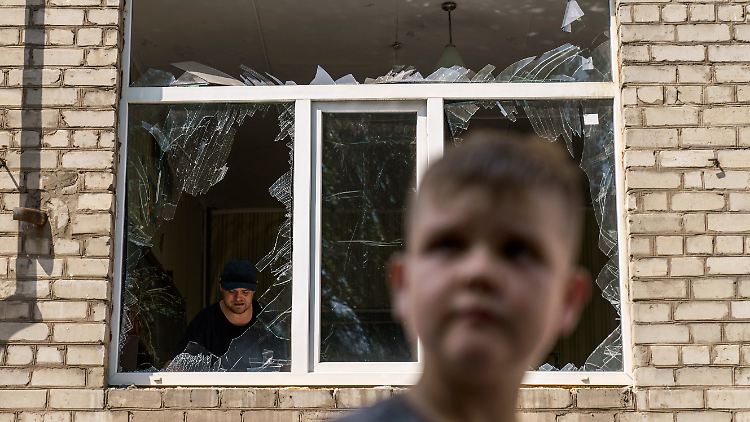 Ukrainischen Angaben zufolge sind bei Angriffen in Donezk innerhalb eines Tages sieben Zivilisten getötet worden. 