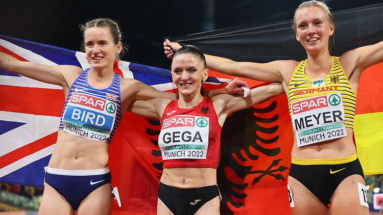 Die Medaillengewinnerinnen feiern ihren Erfolg bei der Leichtathletik-EM. Lea Meyer (r.) wurde Zweite.