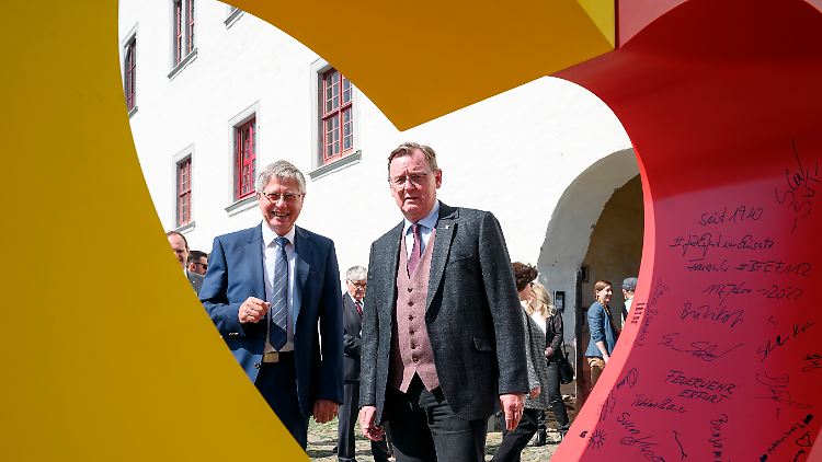 Landrat Fügmann (l.) fordert den Rücktritt des Bürgermeisters, Ministerpräsident Ramelow verlangt amtliches Handeln.