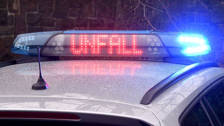 Bei dem Unfall in Tschernitz kommen zwei der sechs Autoinsassen ums Leben.