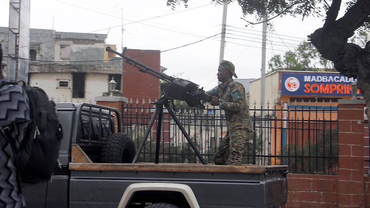 Das Land am Horn von Afrika mit rund 16 Millionen Einwohnern wird seit Jahren von Anschlägen der Terrorgruppe Al-Shabaab erschüttert.