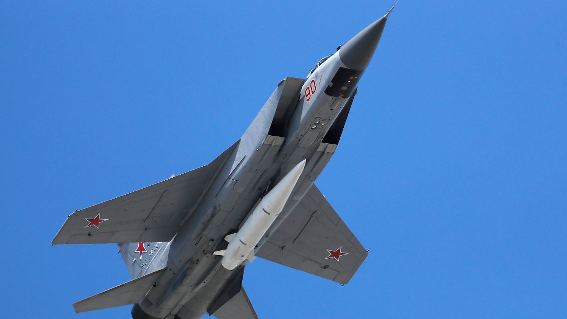 Ein russischer Mikoyan MiG-31 Abfangjäger, bewaffnet mit der ballistischen Luft-Boden-Rakete "Kinschal" (Foto aus dem Jahr 2018)