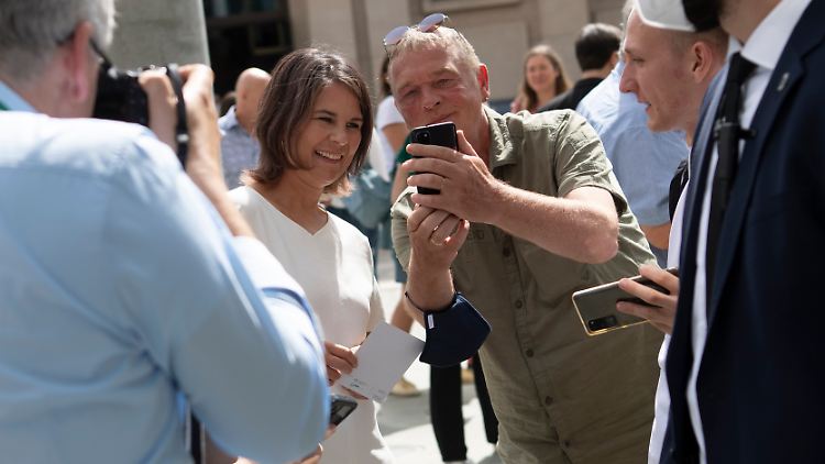 Einige Baerbock-Fans machten ein Selfie mit der Außenministerin.