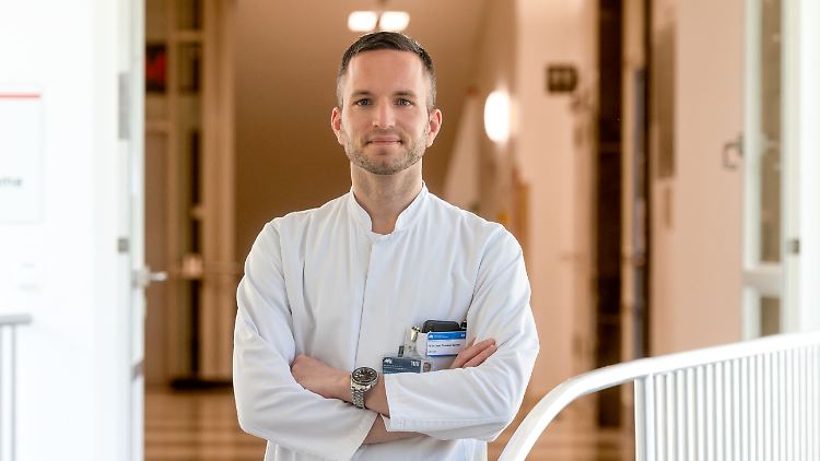 Privatdozent Dr. Christoph D. Spinner ist Pandemiebeauftragter und verantwortet als Oberarzt den Bereich der Infektiologie einschließlich der Covid-19-Versorgung am Universitätsklinikum rechts der Isar der Technischen Universität München.