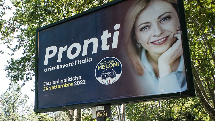 Das freundliche Gesicht des Postfaschismus: Die Partei von Giorgia Meloni trägt in ihrem Logo weiterhin die grün-weiß-rote Flamme, die schon der neofaschistische Movimento Sociale Italiano (MSI) verwendet hatte.