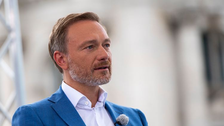 Angriffspunkt der Plakate: Lindner sieht im Bundeshaushalt keinen Platz mehr für das 9-Euro-Ticket.