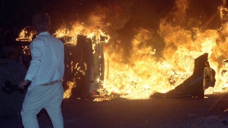 Brandsätze setzen nicht nur Wohnungen, sondern auch Autos vor dem Asylbewerberheim in Brand.