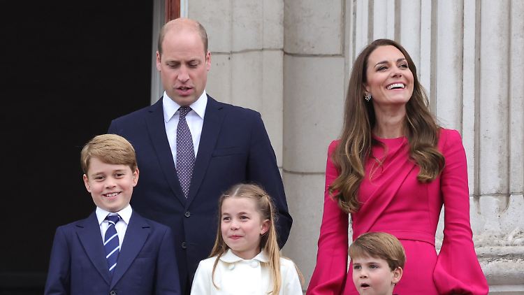 Prinz George, Prinz William, Prinzessin Charlotte, Prinz Louis und Herzogin Kate (v.l.) Anfang Juni 2022 auf dem Balkon des Buckingham-Palasts.