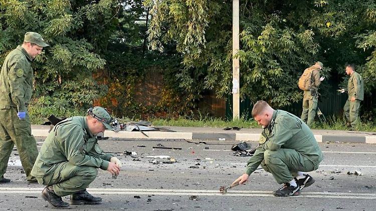 Ein russisches Aufklärungsteam untersucht den Ort, an dem Darja Dugina am Samstagabend zu Tode kam. 