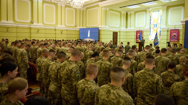 Präsident Selenskyj zu Besuch in einer Militärakademie in Lwiw: Die EU will den ukrainischen Truppen noch etwas beibringen.