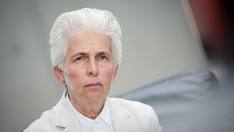"Das wird von uns allen auch persönlich Opfer erfordern, schwach sollten wir trotz alledem nicht werden", sagt FDP-Verteidigungsexpertin Strack-Zimmermann über die Krise mit Russland.