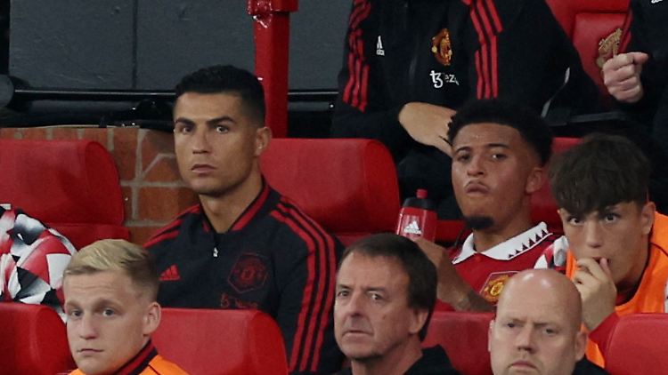 Inmitten seiner Teamkollegen ist Ronaldo trotzdem irgendwie allein.