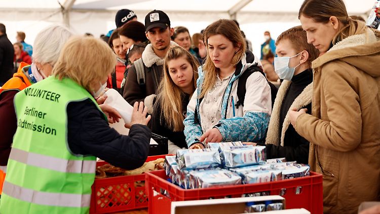 Vor allem in der Anfangsphase des Krieges kommen Tausende geflohene Ukrainer in Deutschland an und werden dort von zahlreichen freiwilligen Helfern zunächst mit dem Nötigsten versorgt.