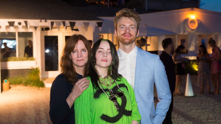 Aktives Mutter-Tochter-Gespann, hier mit Sohn und Bruder Finneas O'Connell: Maggie Baird (l.) und Billie Eilish.