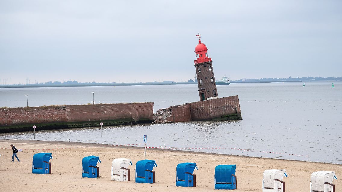 Die Nordmole ist Eigentum des Landes Bremen. Der darauf stehende Turm mit seinem aktiven Leuchtfeuer gehört der Wasserstraßen- und Schifffahrtsverwaltung des Bundes.