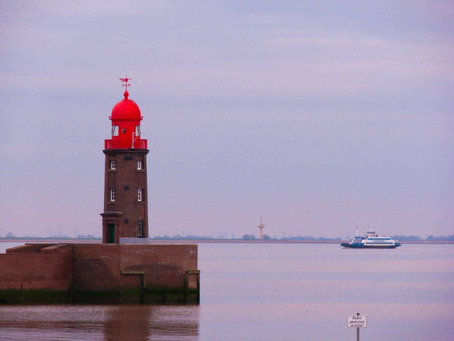 Seit 1914 steht er an der Mündung der Geeste in die Weser: Der berühmte Moleturm mit seinem markanten roten Dach ist eines der Wahrzeichen von Bremerhaven.