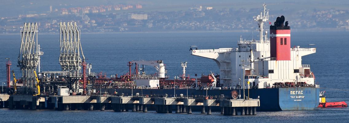 2022-04-19T102759Z_33690980_RC2C0S9S38PH_RTRMADP_3_UKRAINE-CRISIS-GREECE-TANKER.JPG