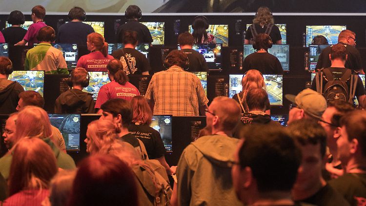 2019, bei der letzten klassischen Gamescom kamen 370.000 Besucher. Nach zwei reinen Digital-Messen in den Pandemie-Jahren, versuchen die Veranstalter in diesem Jahr eine Mischung aus Präsenz- und Digitaler Werkschau.