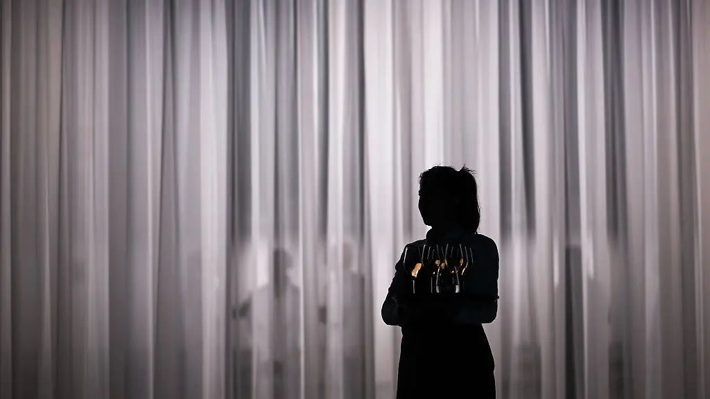 Und-am-Wochenende-zum-Kellnern-Ueber-eine-Nebentaetigkeit-muss-der-Arbeitgeber-in-der-Regel-informiert-werden