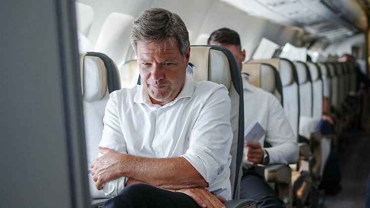 Fotos und ein ARD-Video vom Regierungsflug zeigen Habeck und Journalisten ohne Mund-Nasen-Schutz.