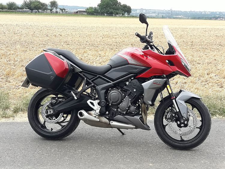 Mit den lackierten Koffern und der gelungenen Lackierung ist die Tiger Sport 660 durchaus ein Hingucker.